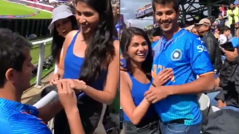 Boyfriend proposes to his girlfriend during the India vs Paksitan ICC World Cup 2019 match Photo: Twitter/ Anvita