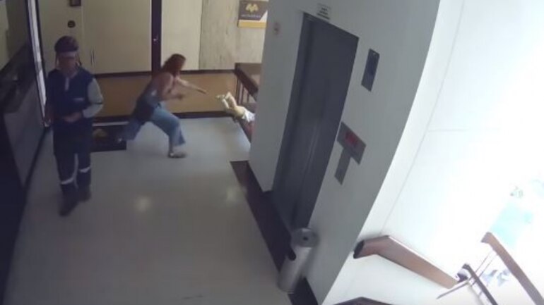 Woman S Quick Reflexes Help Her Save Toddler Son From Falling Off
