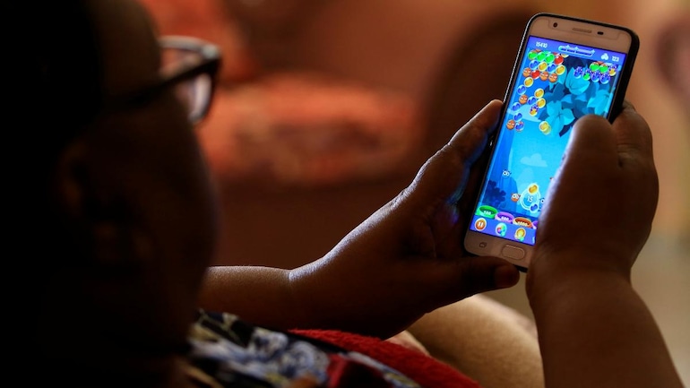 Get off your mobile phone. 5 hours of daily use can lead to obesity and cancer - Lifestyle News