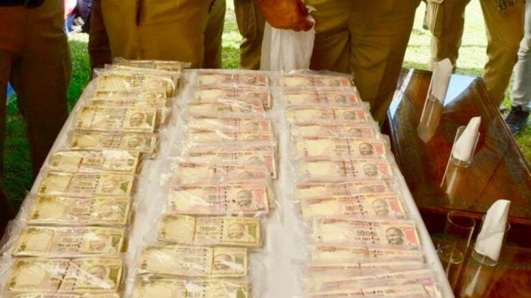 Srinagar police quiz 2 people, recovers demonetised money worth Rs 25 lakh Srinagar police quiz 2 people, recovers demonetised money worth Rs 25 lakh