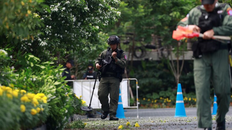 Police Explosive Ordnance Disposal (EOD) officers work following a small explosion at a site in Bangkok, Thailand, August 2, 2019. (Photo: Reuters)