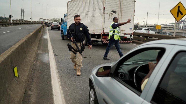 Police kill armed man who held bus hostage in Rio de Janeiro Police kill armed man who held bus hostage in Rio de Janeiro