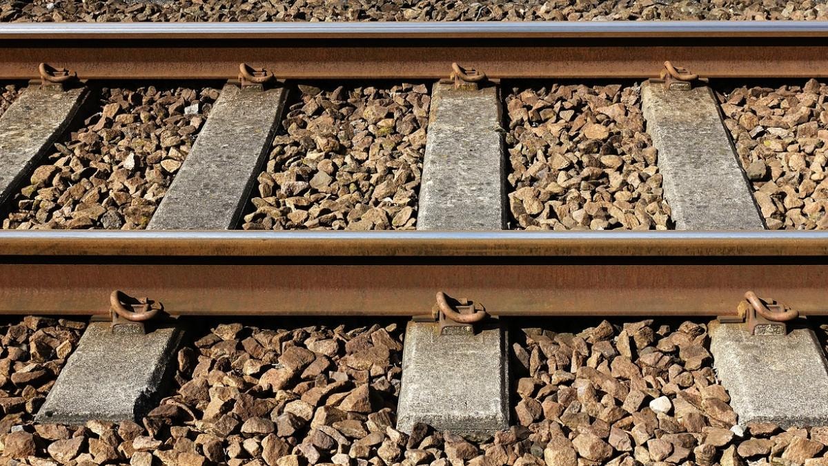 ஆம்புலன்ஸ்-னு ஏன் Reverse-ல எழுதுறாங்க தெரியுமா? 6 Why are there stones on railway tracks? - Education Today News