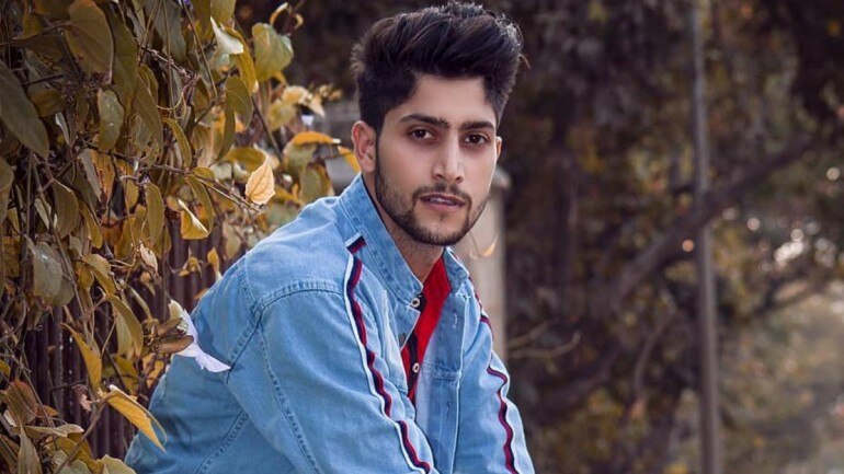 Kashmiri Singer dil Gurezi Kicked Out Of Mumbai Home After Article 370 Abrogation
