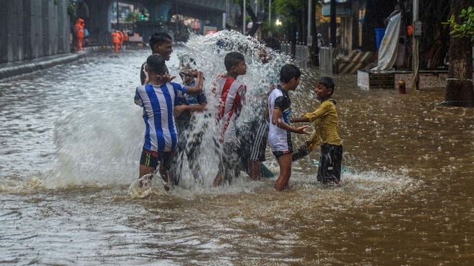 Mumbai: IMD predicts heavy rainfall in city, CM Devendra Fadnavis monitoring situation