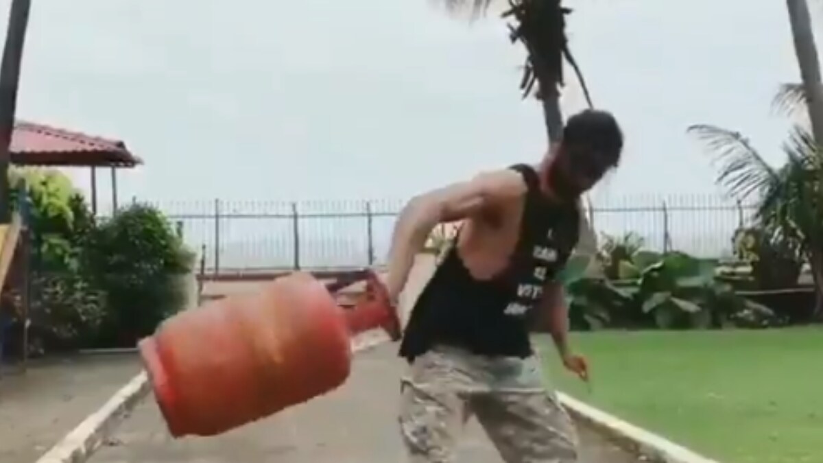 Vidyut Jammwal Trains With Full Cylinder Internet Is In