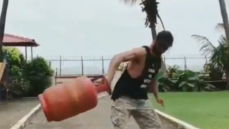 Vidyut Jammwal Trains With Full Cylinder Internet Is In