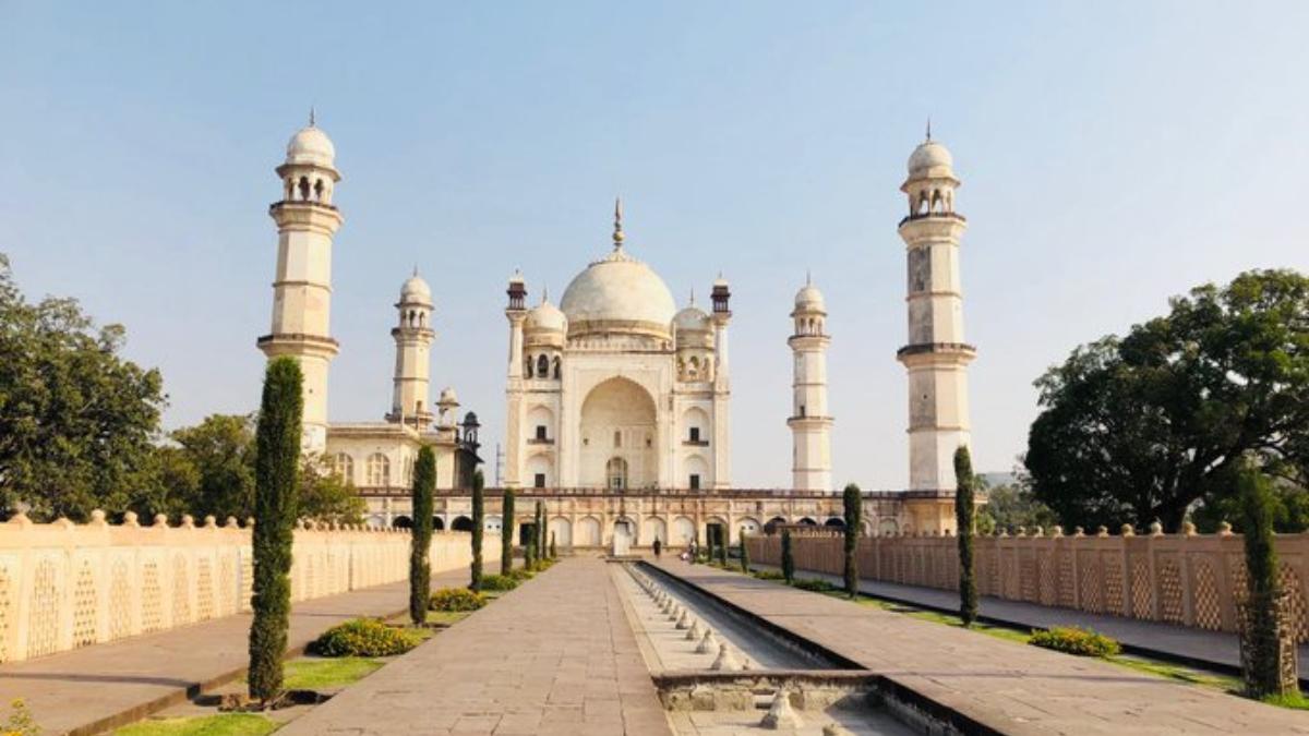 Photo Shoot By Couple At Maharashtra's Bibi Ka Maqbara Triggers Row 