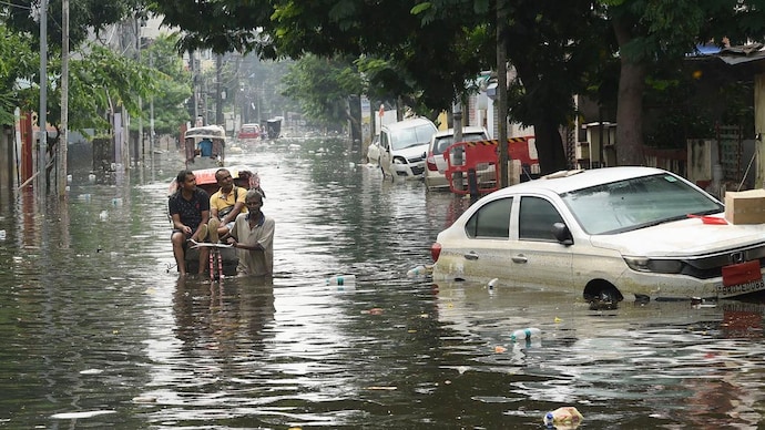 Bihar: Angry flood victims attack SDM, guards come to his rescue