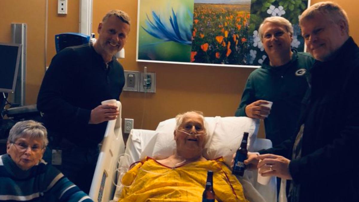 Grandson shares emotional picture of grandfather having last beer with sons. Internet is touched