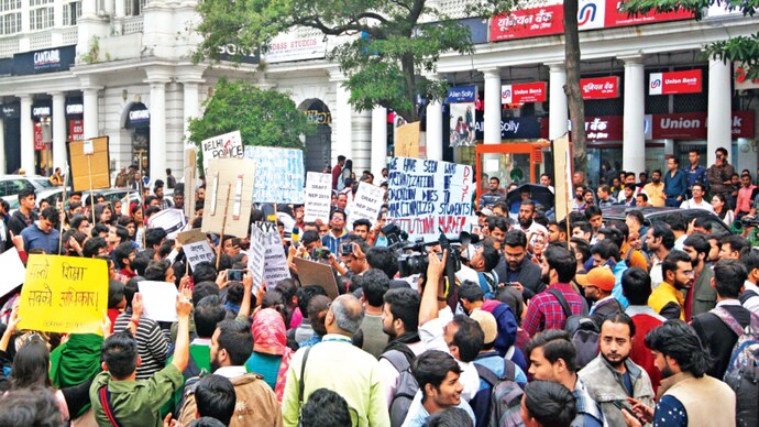 New Delhi: Students form human chain in CP to support JNU students 