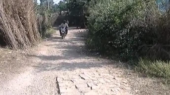 This town in Jharkhand has bad roads but don't know who to complain to