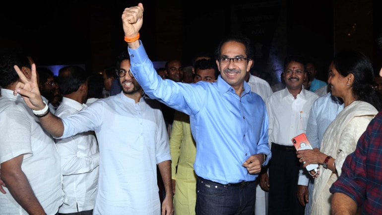 ग्रैंड हयात होटल में मीटिंग के बाद शिवसेना के उद्धव ठाकरे और राज ठाकरे.