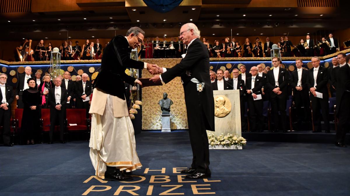 3 Bengalis won the Nobel. Abhijit Banerjee first to wear dhoti