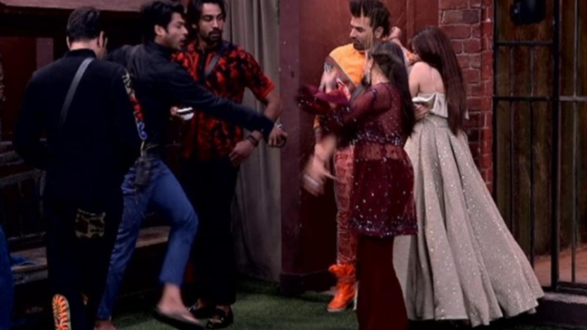 Bigg Boss 13 Weekend Ka Vaar highlights Arti Singh becomes first