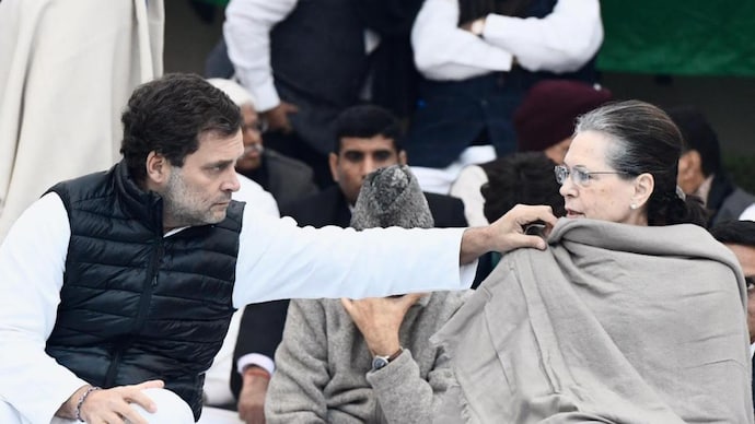 Top Congress leaders sit on Satyagraha for Unity at Rajghat against CAA, NRC