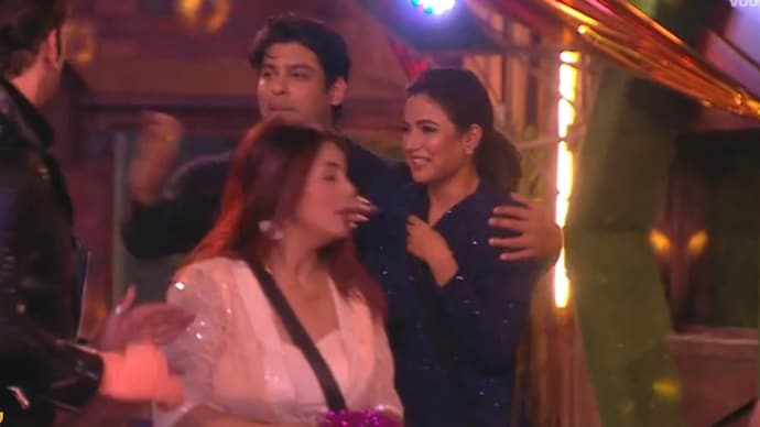 Bigg Boss 13 Sidharth gets cosy with Jasmin Bhasin at party