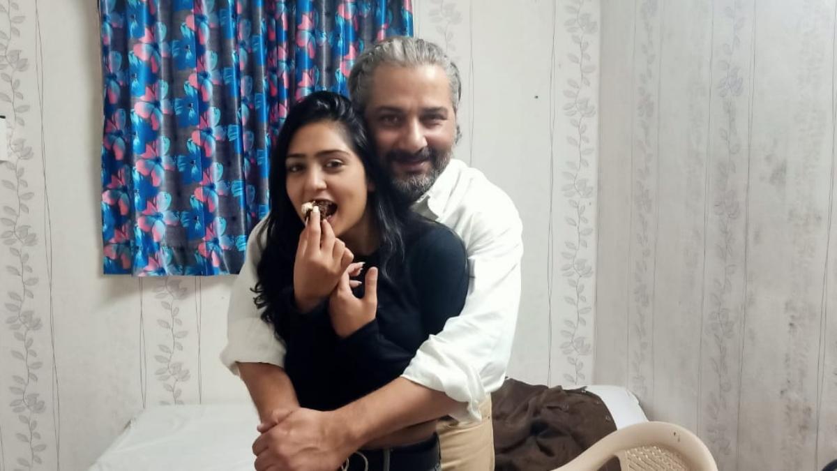 Mere Dad Ki Dulhan’s Anjali Tatrari gets Varun Badola homemade cake on his birthday