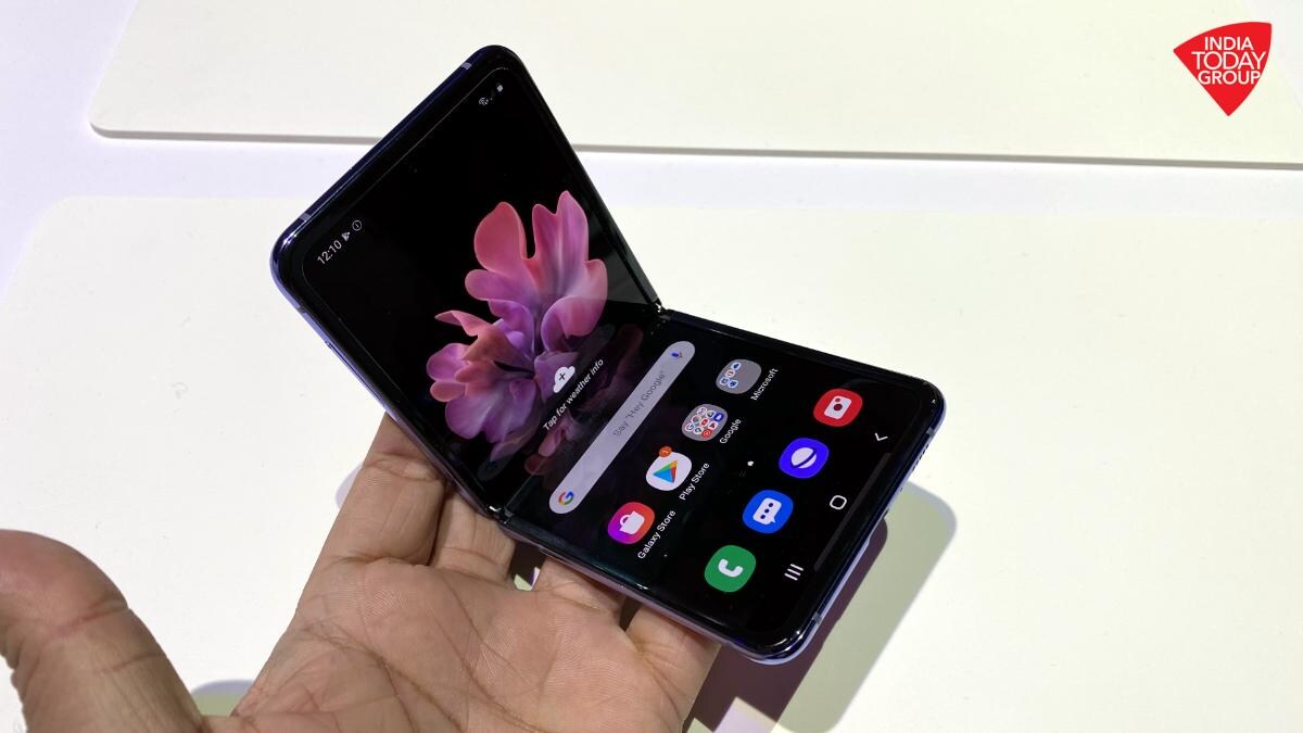 Samsung Galaxy Z Flip Vs Motorola Razr Which One Is More Fun To Flip Samsung Galaxy Z Flip Vs Motorola Razr Which One Is More Fun To Flip