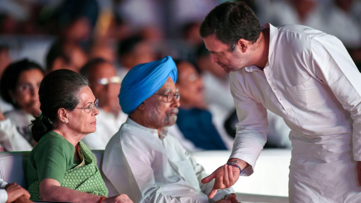 Manmohan Singh thought of quitting after Rahul ordinance episode: Montek Ahluwalia