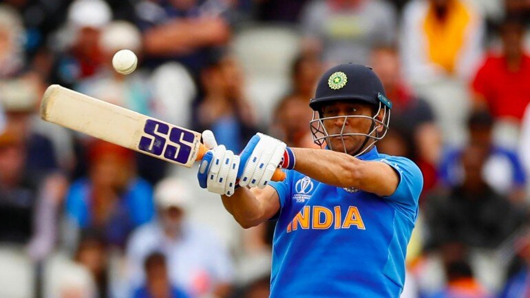 Fan asks Mitch McClenaghan to say few words about MS Dhoni, Kiwi pacer’s reply is epic