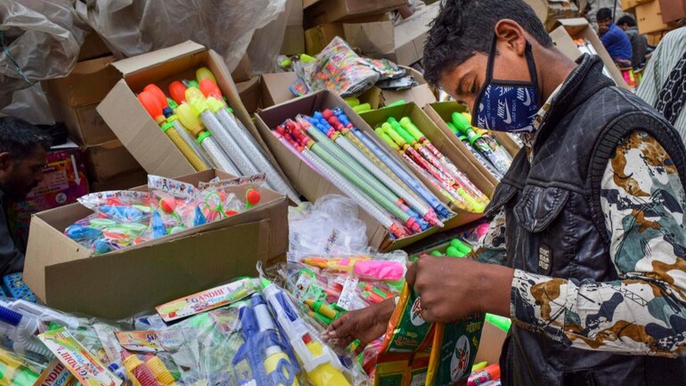 Scared to celebrate Holi due to coronavirus, people of Guwahati ghost streets, vendors - India News