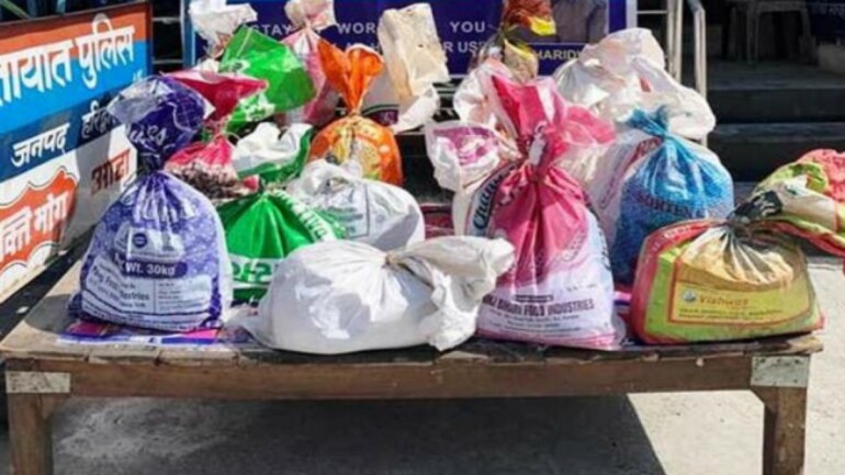 Food packets kept on Neki Ki Charpai. (Photo: ANI)