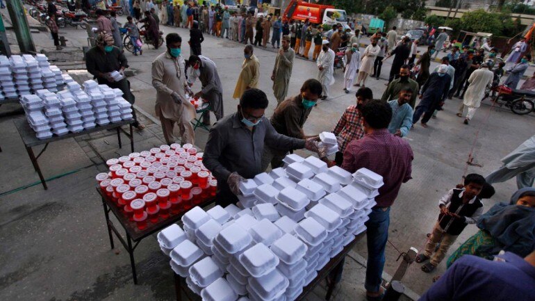 Volunteers distributing food in Rawalpindi on May 3