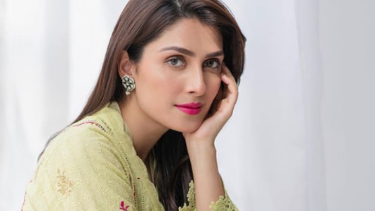 Pakistani actress Ayeza Khan rubbishes rumours saying she died in PIA plane crash: Please act sensible - Movies News