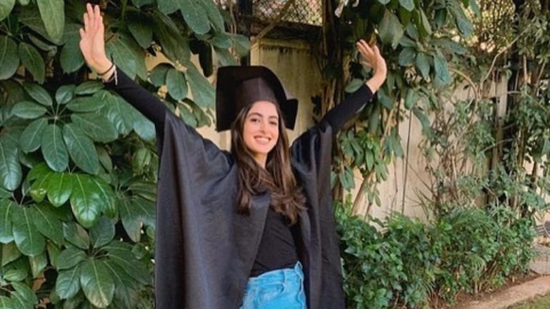 Navya Naveli Nanda has mini graduation ceremony at home. Big B and