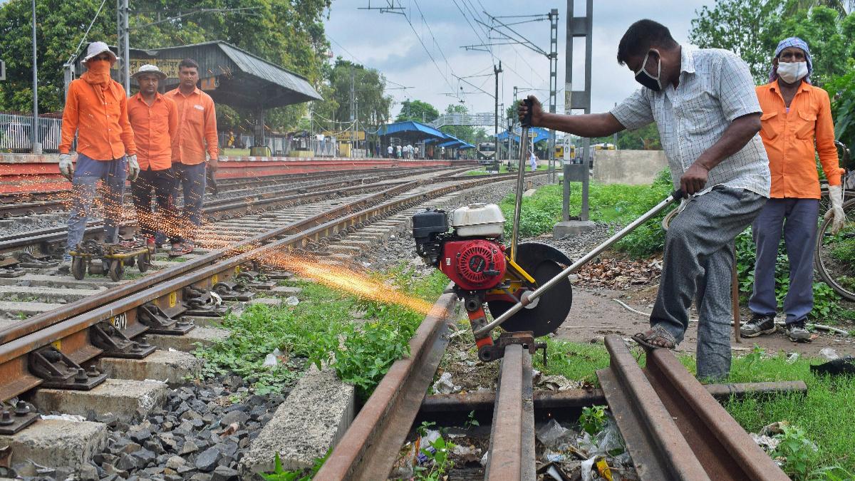 Railways to back PM's scheme by creating 8 lakh man-days by end of October, earmarks 1800 crore