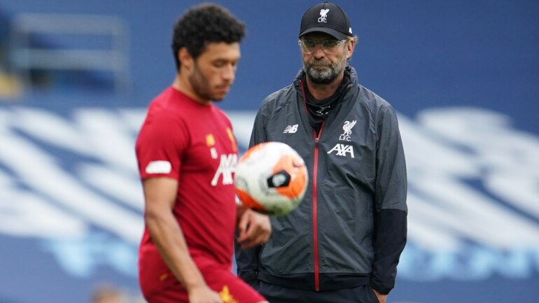 Alex Oxlade-Chamberlain with his manager Jurgen Klopp. (Reuters Photo)