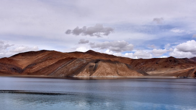 China refuses to budge from Pangong Tso, Gogra Post; pulls back from Hot Springs