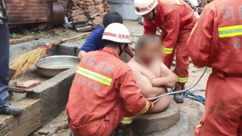A Chinese man’s big belly came to his rescue when his life was in major trouble. (Photo: Luoyang Fire)