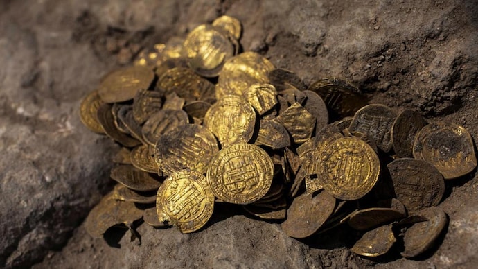 Youths discover trove of 1,000-year-old gold coins in Israel - India Today