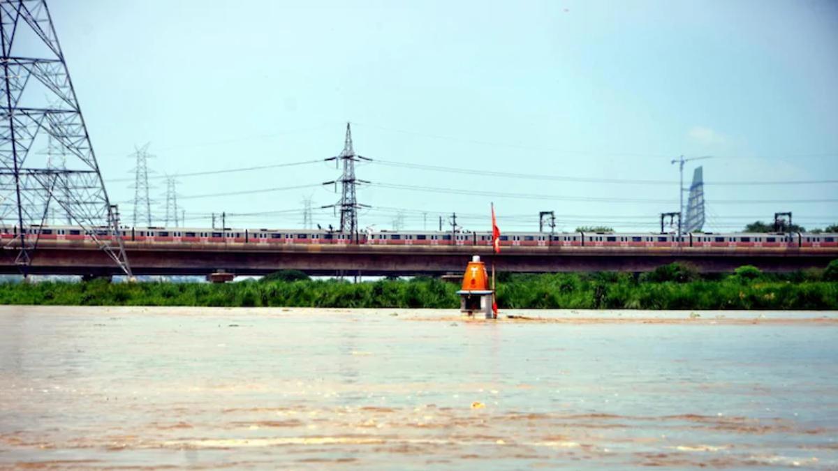 Yamuna continues to flow near warning level in Delhi, water level likely to increase further