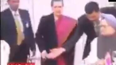 Fact Check: Manmohan changing his seat in Sonia’s presence goes viral with wrong claim Fact Check: Manmohan changing his seat in Sonia’s presence goes viral with wrong claim