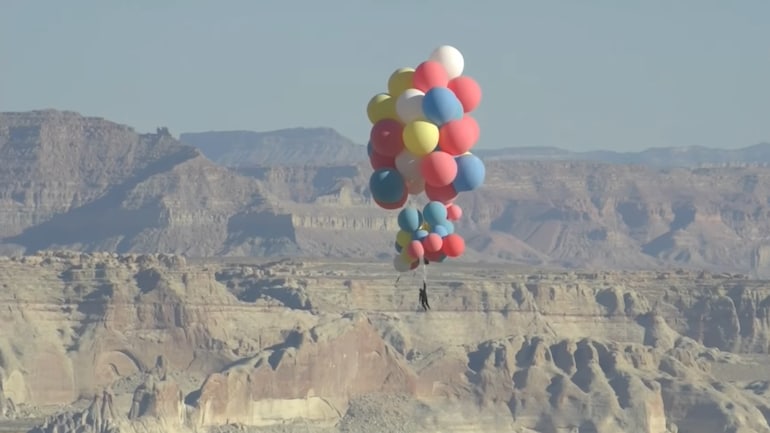 David Blaine flies in Arizona sky with helium balloons for record-breaking stunt - Trending News News