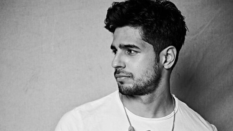 Sidharth Malhotra makes fun of the year 2020 with throwback videos of himself: Little did we know - Movies News