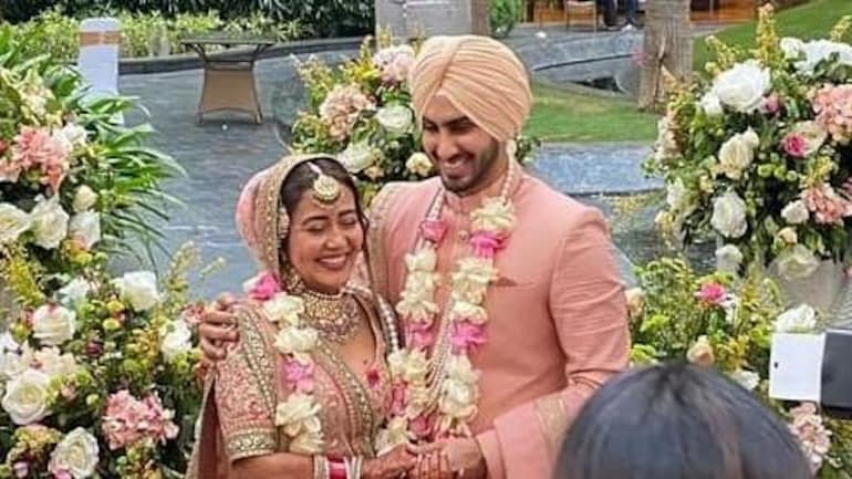 Neha Kakkar and Rohanpreet Singh pose as a bride and groom in new pic. Seen yet? - Television News