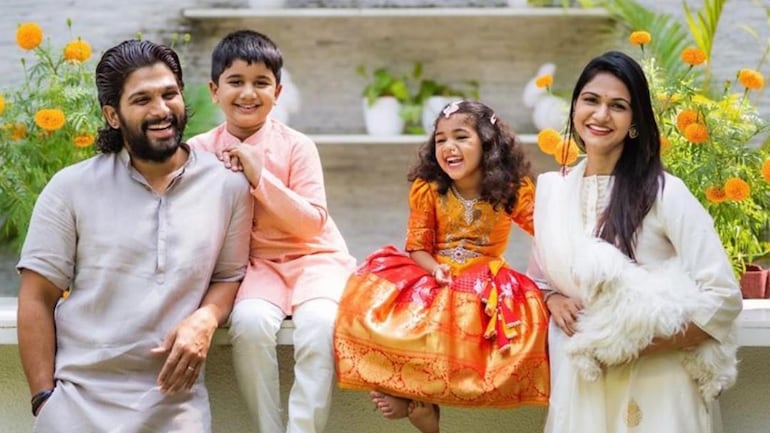 Allu Arjun celebrates Dussehra with wife Sneha and kids, shares adorable family photo - Movies News