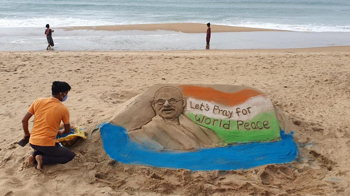 Odisha artist celebrates Gandhi Jayanti 2020 with stunning sand art