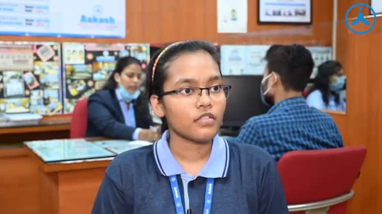 Akanksha Singh has bagged AIR 2 in NEET 2020. (Image source: Facebook/@aakasheducation)
