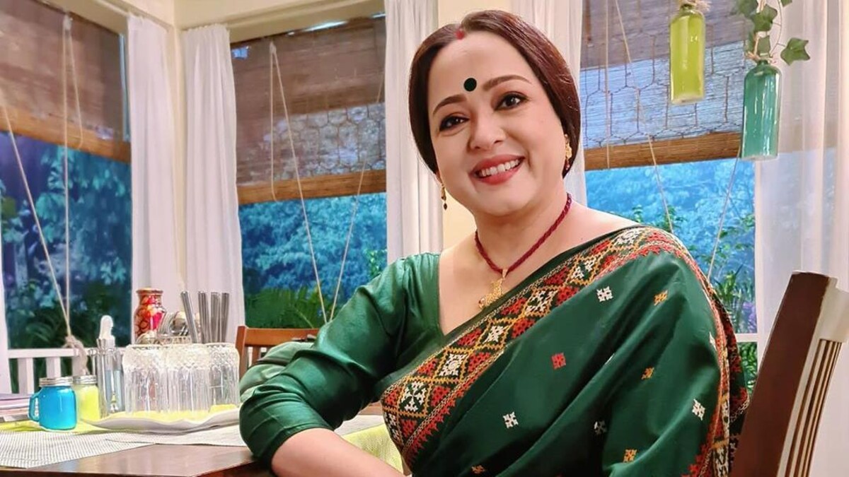 Aparajita Adhya: "আপনারাই ভেবে নিন যার মা এমন তার ছেলে কেমন হতে পারে" ! ২৫ বছর পর নিজের বিবাহ বার্ষিকীতে হাঁড়ির গোপন তথ্য ফাঁস করে দিলেন "লক্ষ্মী কাকিমা" অপরাজিতা আঢ্য,শুনে অবাক সকলে 4 Bengali actress Aparajita Adhya tests positive for coronavirus - Movies News