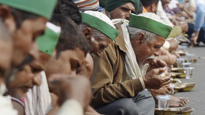 Team of Muslim men serving langar all day to protesting farmers at Singhu border