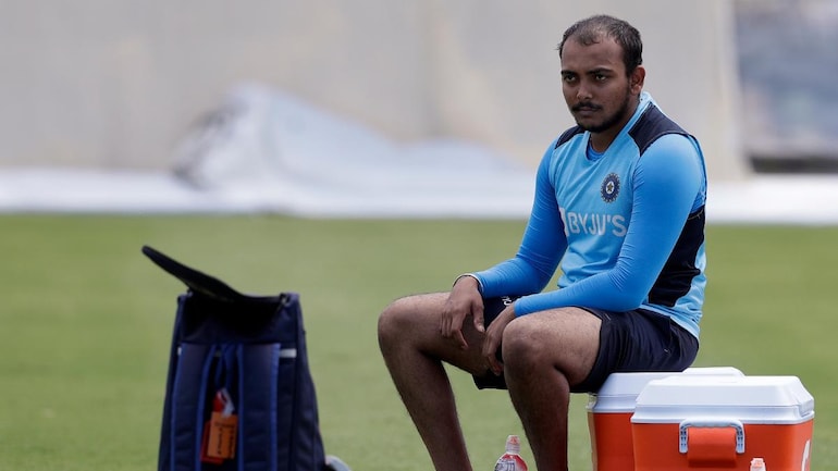 ওজন কমালে তবেই পাবেন জাতীয় দলের টিকিট, পৃথ্বী শকে কড়া নিদান বিসিসিআইয়ের 3 India vs Australia: Prithvi Shaw trolled on social media after his bizarre throw nearly injures Rohit Sharma - Sports News