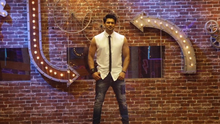 Sidharth Shukla celebrates 1 million followers on Twitter, thanks fans for supporting him - Television News