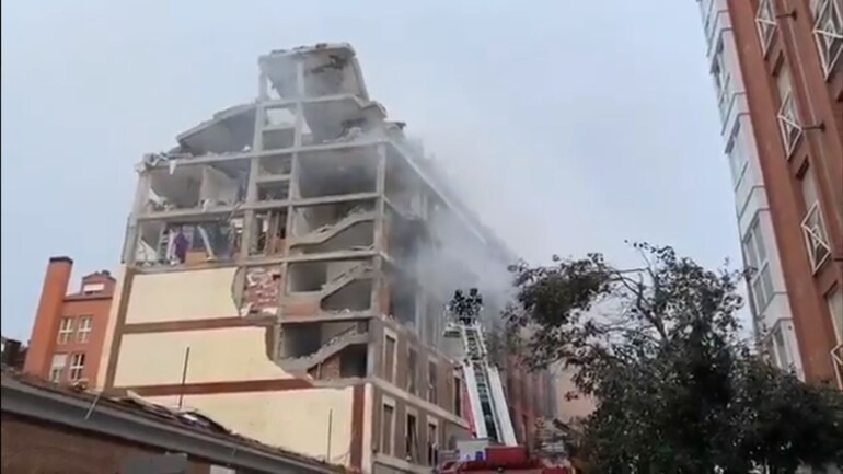 केंद्रीय मैड्रिड में विस्फोट स्थल पर बचाव दल