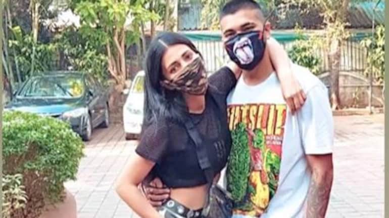 Shruti Haasan strikes a pose with boyfriend Santanu before leaving for