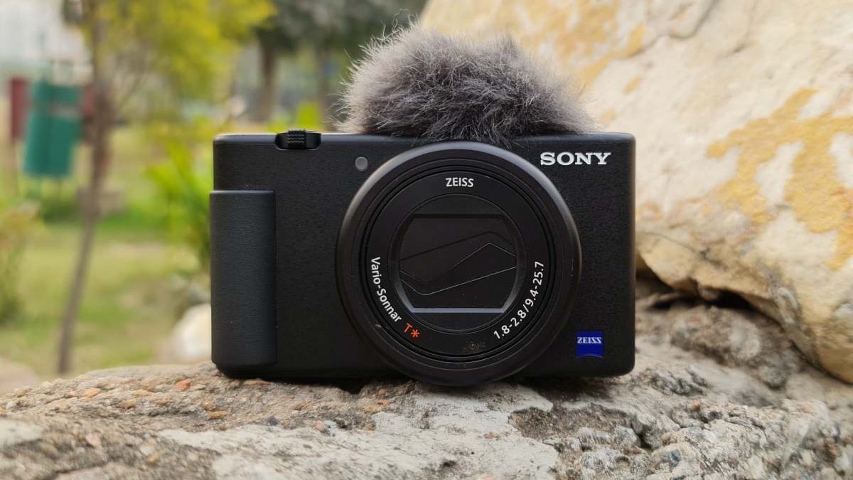 what is the difference between dslr and point shoot camera